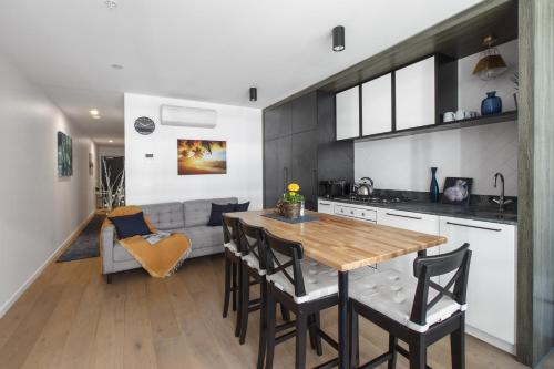 Central Simplicity Modern Inner city Living — 4-Star Luxury Hotel in Melbourne, Australia