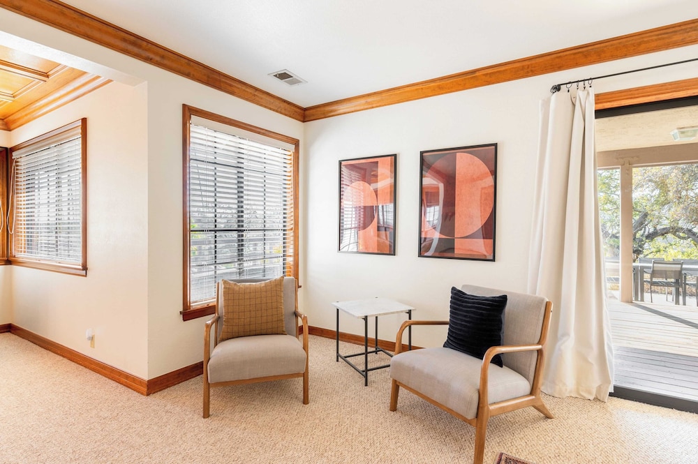 Cathedral by Avantstay Charming Secluded Estate w Sauna Pool Table & Views of the Rolling Hills - photo 25