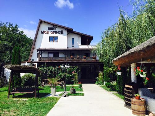 Hanu Lu Mos Opinca - carbon neutral hotel in Deva