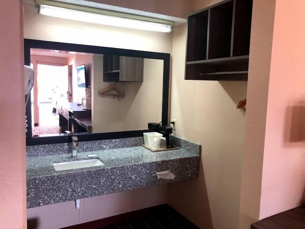 Legacy Inn Sumner - photo 26