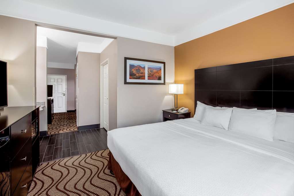 La Quinta Inn & Suites by Wyndham Pasadena - photo 17