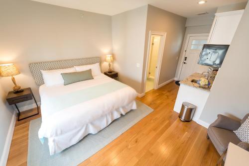 The East Island Reserve Hotel - photo 52