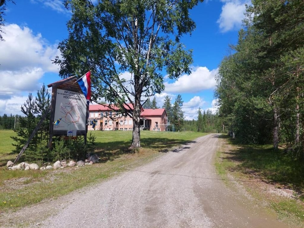 Hotell Nederhögen Vildmarkscenter — hotel in Berg