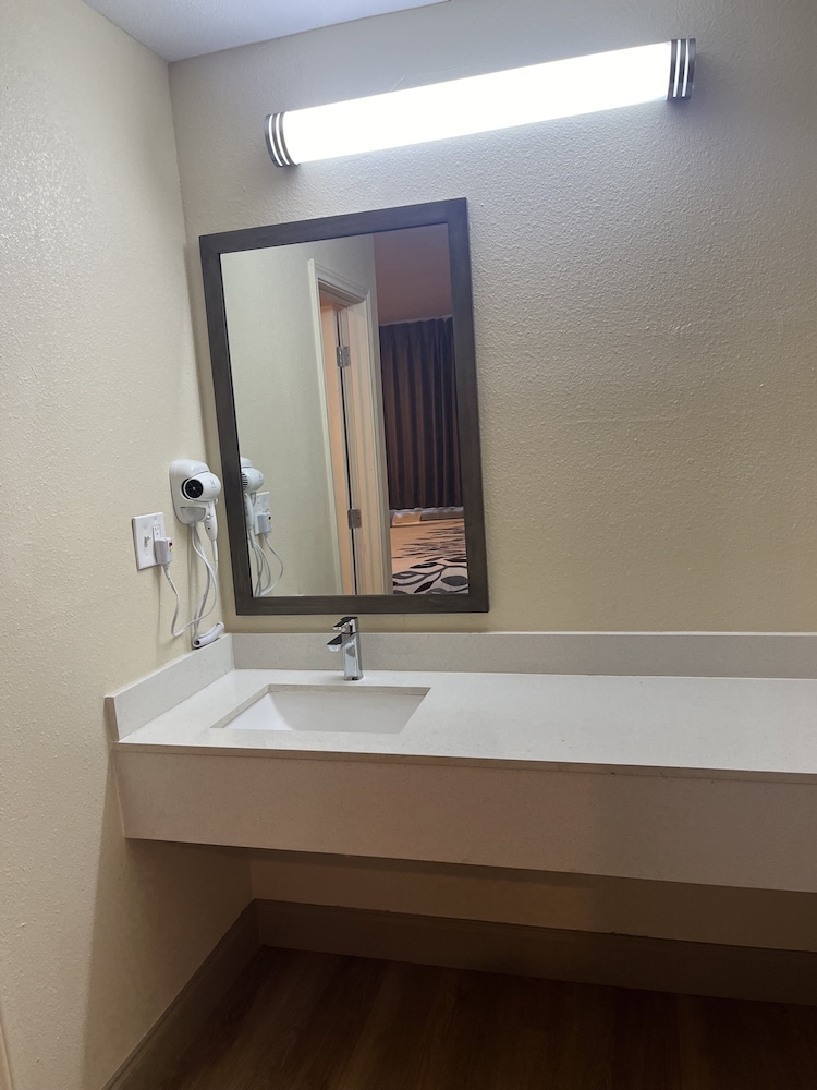 Red Roof Inn Haltom City - photo 12