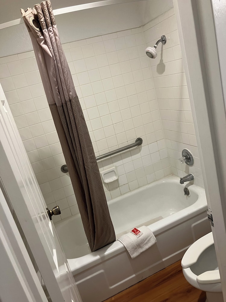 Econo Lodge - photo 14