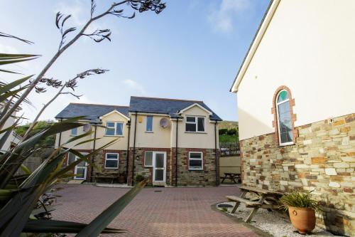 Tregurrian Villas — 4-Star Luxury Hotel in Newquay, United Kingdom