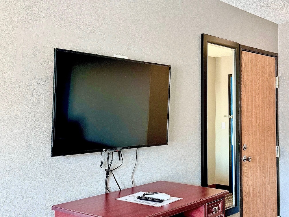 Economy Inn & Suites Cedar Rapids - photo 19