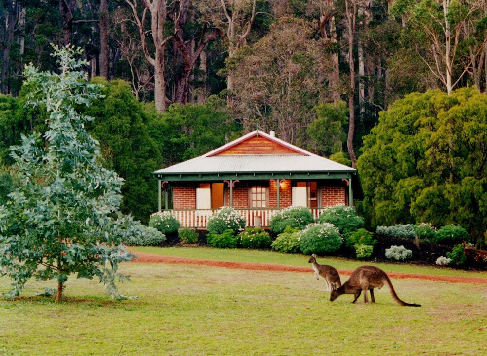 Karri Valley Chalets — 4-Star Luxury Hotel in Pemberton, Australia