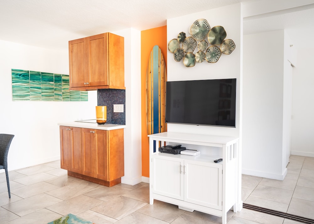 Artsy 32nd Floor Condo with Modern Furnishings & Gorgeous Ocean Views by Koko Resort Vacation Rentals - photo 30