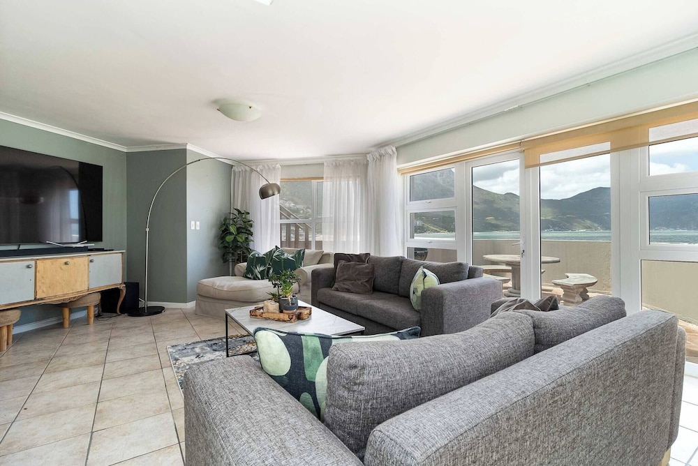 Beachfront Villa Sea Breeze Hout Bay Cape Town — 4-Star Luxury Hotel in Cape Town, South Africa