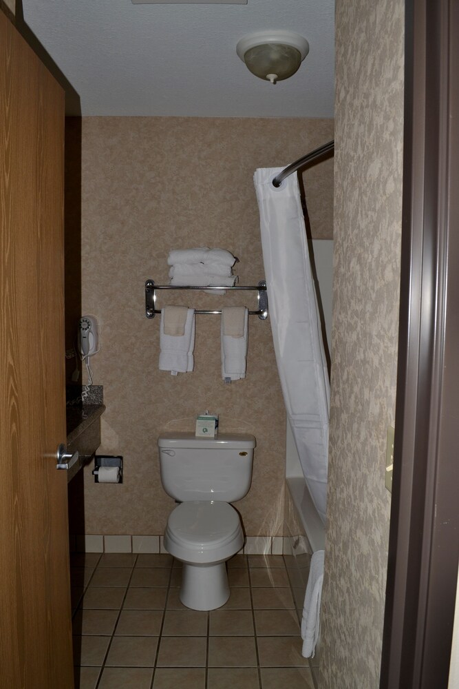Paola Inn And Suites - photo 28