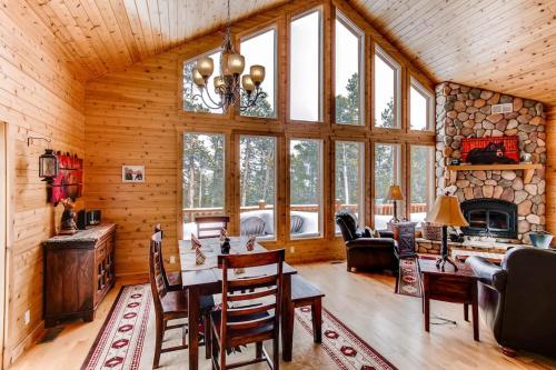 Serene Mountain Cabin Nestled Amongst the Pines Alpenhaus — 4-Star Luxury Hotel in Fairplay, United States