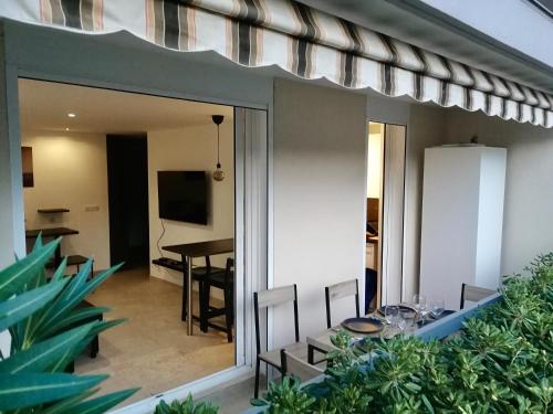 Grand Studio Standing Avec Terrasse Et Parking in Sainte-Maxime, France