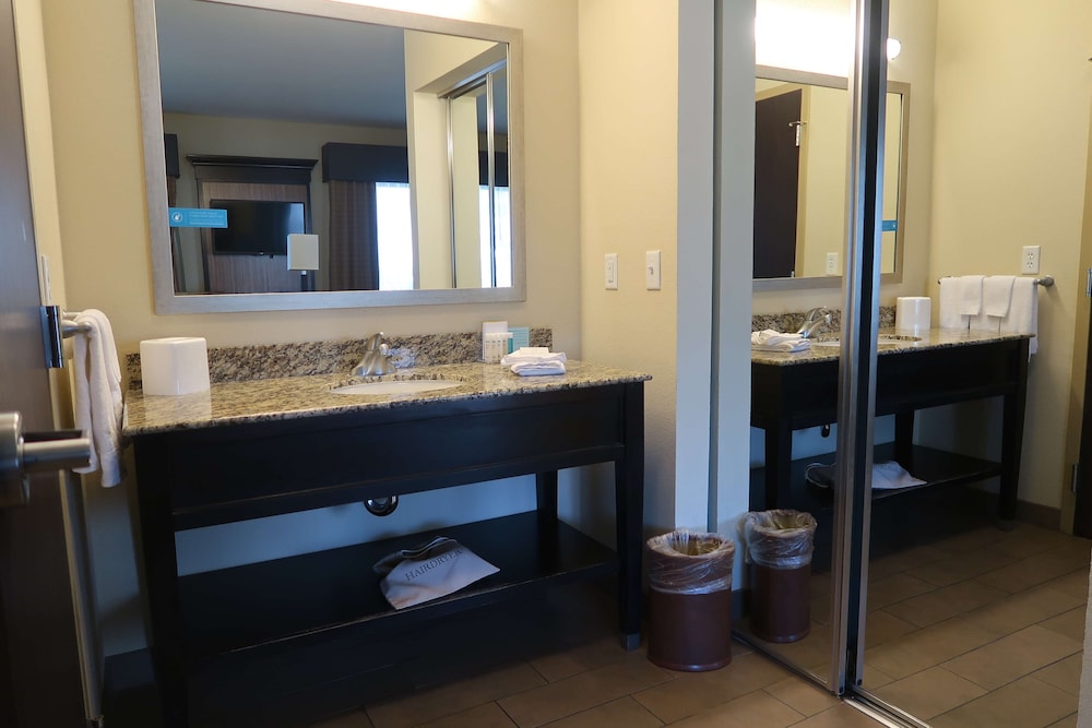 Hampton Inn & Suites Salinas - photo 8