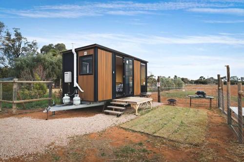 Bluestone Alpacas Theodores Corner by Tiny Away — hotel near Mildura Airport