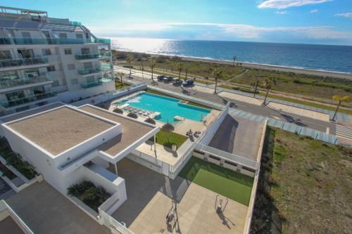 Ático frontal al mar en Duna Beach con vistas — 4-Star Luxury Hotel in Torrox, Spain