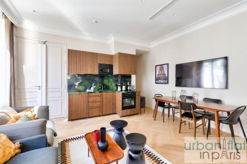 141 Beautiful Flat Triangle d Or Champs Elysees — 4-Star Luxury Hotel in Paris, France