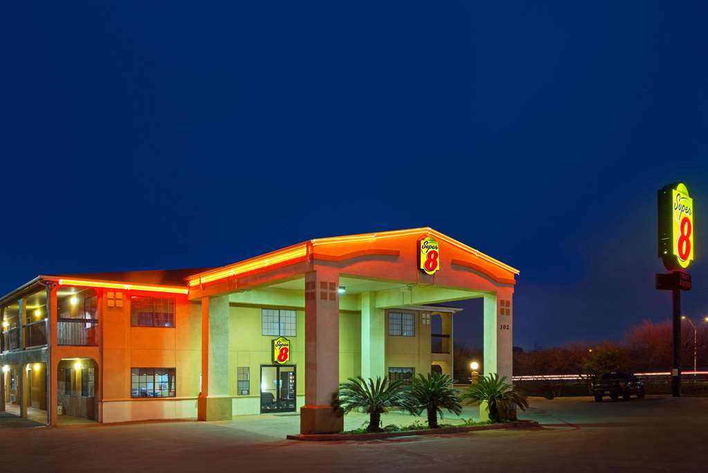 Super 8 by Wyndham San Antonio Riverwalk Area - photo 2
