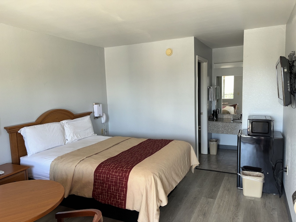 Clairmont Inn - photo 8