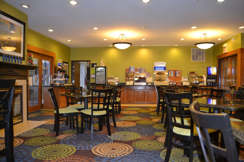 Holiday Inn Express & Suites Bloomington Normal by IHG - photo 15