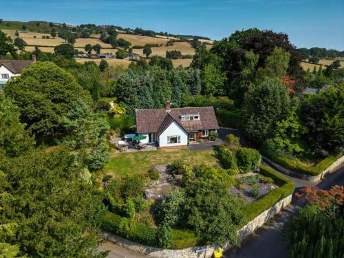 A spacious hidden gem with hot tub lovely garden & views — hotel in Kington