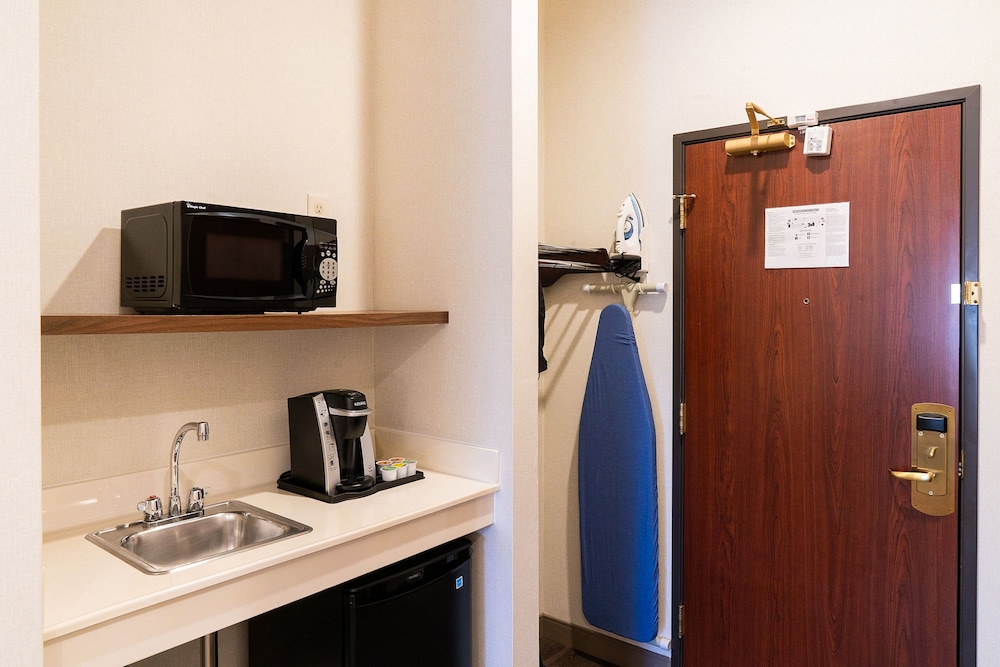 Holiday Inn Express Suites Davis University Area - photo 36