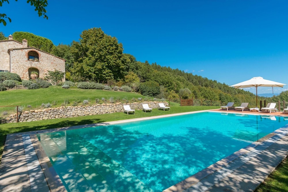 Monticchia 10 Emma Villas — 4-Star Luxury Hotel in Sarteano, Italy