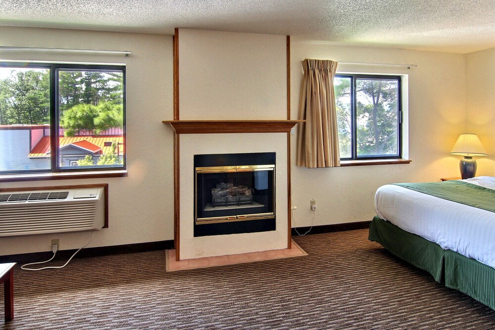 Days Inn & Suites by Wyndham Traverse City - photo 8