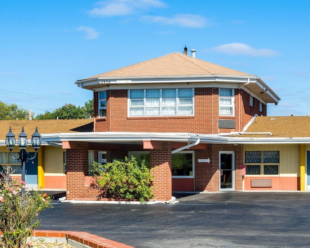 Econo Lodge Topeka Blvd — Topeka