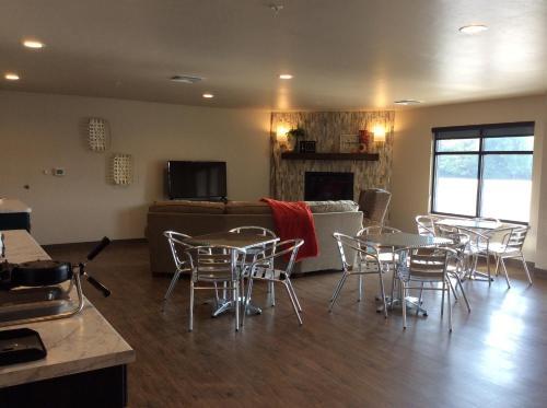 Scenic Shore Inn - photo 36
