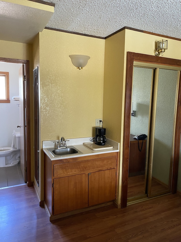 Western Holiday Lodge Three Rivers - photo 23