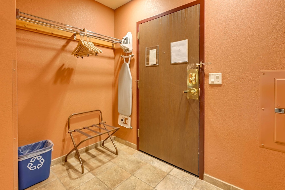 Wisconsin Dells Resort Condo w 2 Fireplaces - photo 10