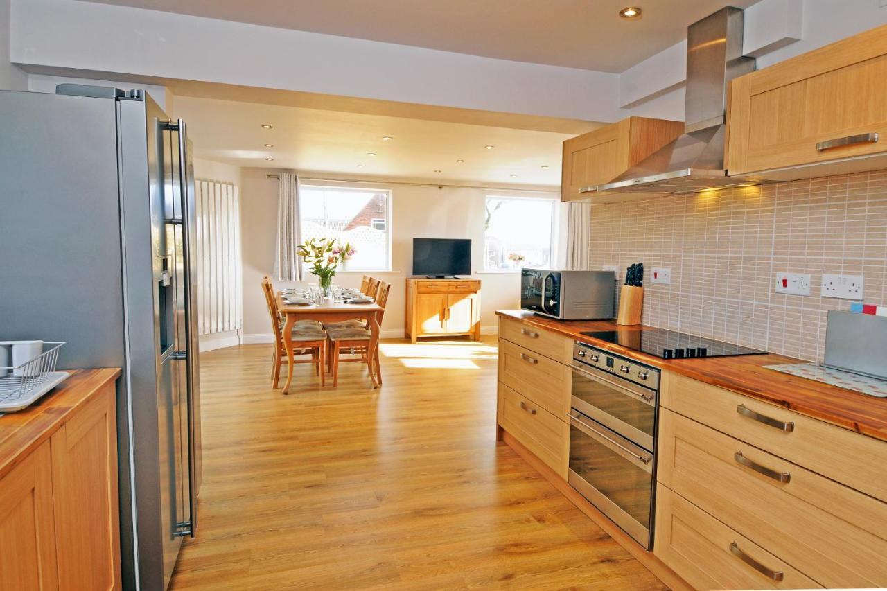 Whitby Spacious Rugby Field Cottage with Off Street Parking And Ev Fast Point for Electric Cars
