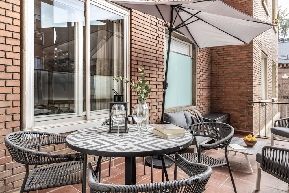 Real 3 Bedroom and Terrace in Almagro hotel Trafalgar Madrid