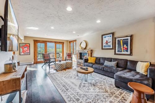 Breckenridge Escape with Hot Tub and Mountain Views in Breckenridge, United States