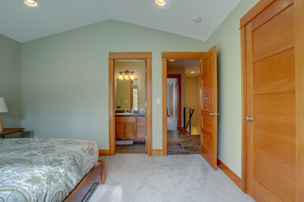 Spacious B2 Townhome with Fireplace and BBQ on the Deck by RedAwning - photo 3
