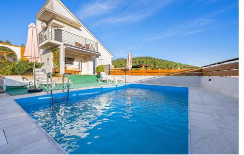 Beautiful Home In Bilice With Wifi — 4-Star Luxury Hotel in Bilice, Croatia