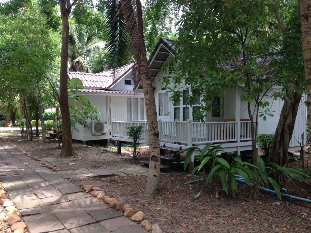 Young Coconut Garden Home Resort in Amphawa, Thailand