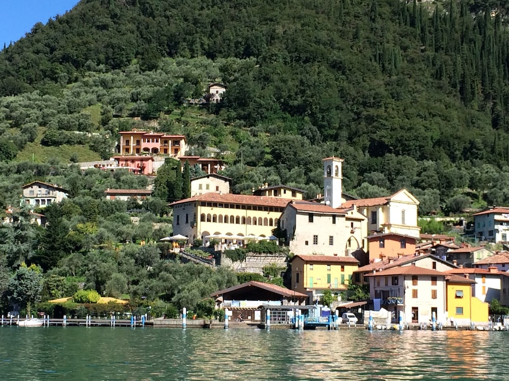 Residence Castello Oldofredi — 4-Star Luxury Hotel in Sulzano, Italy