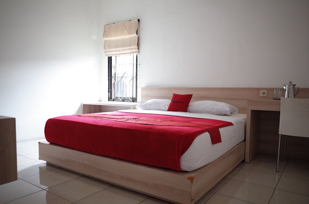 RedDoorz near Taman Kota Lapang Merdeka Sukabumi in Sukabumi, Indonesia