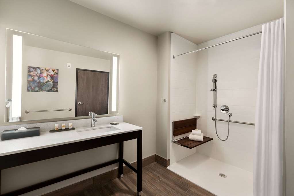 La Quinta Inn & Suites by Wyndham Burlington - photo 20