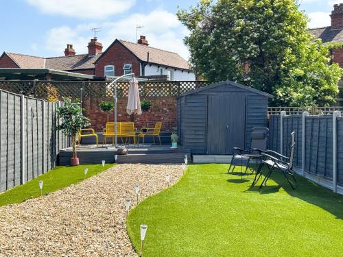 5 Bed Family & Group Stay Near Cricket Ground — 4-Star Luxury Hotel in Worcester, United Kingdom