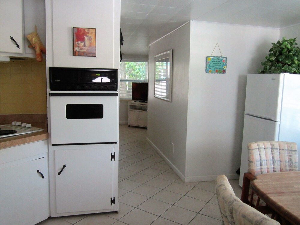 Tropical Winds Motel & Cottages - photo 33