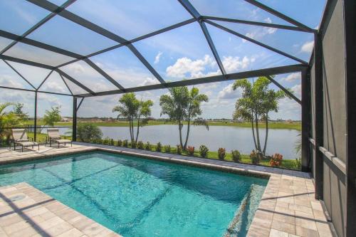 Serene lakefront pool home in Lorraine Lakes Coral Paradise — 4-Star Luxury Hotel in Bradenton, United States