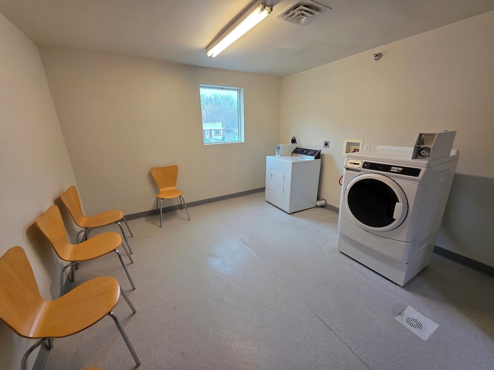 Econo Lodge Hot Springs South - photo 23