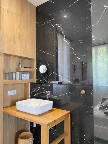 Petit Paradis a Sanary Avec Vue Mer Wifi Et Clim in Sanary-Sur-Mer, France