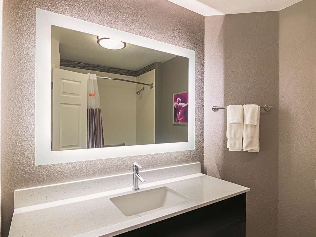 La Quinta Inn & Suites by Wyndham Oklahoma City NW Expwy - photo 24