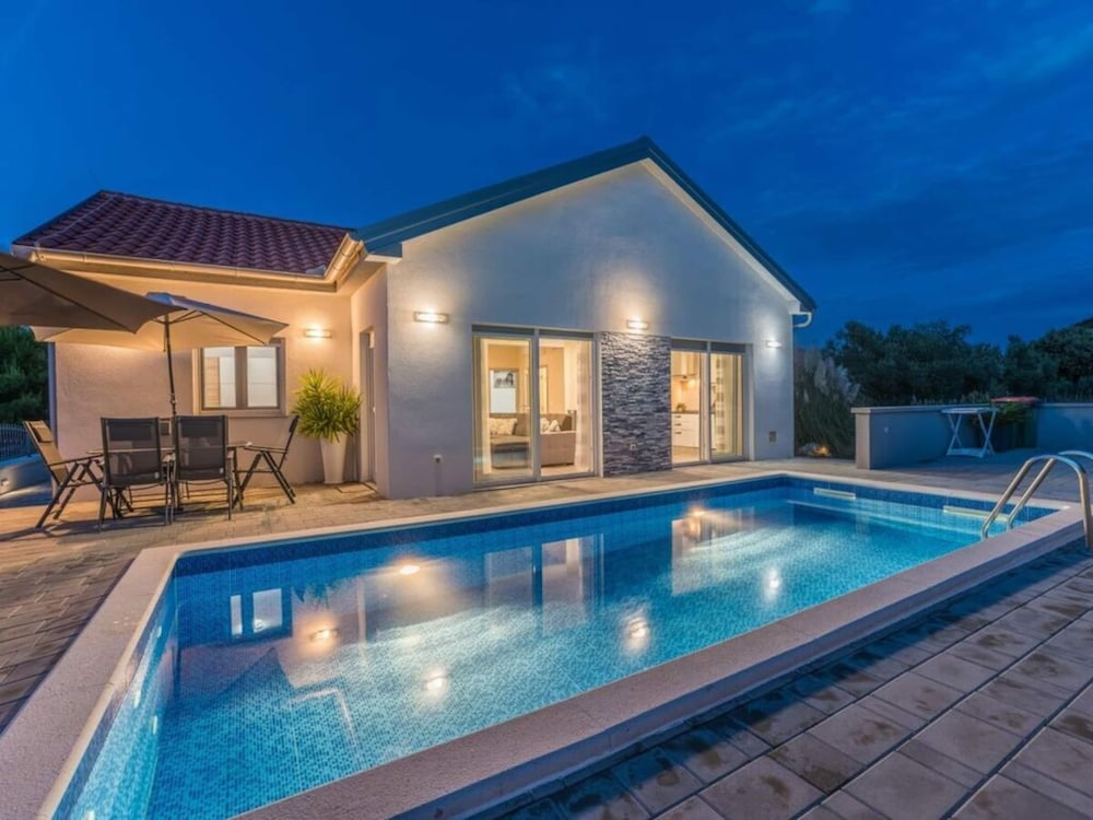 Nicoll With Pool 50 m From the Beach in Privlaka, Croatia