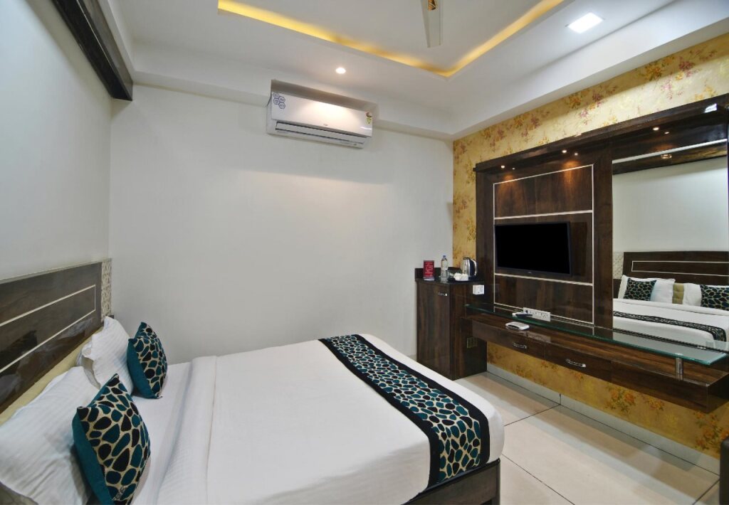 Capital O 22945 Jmc Hotel S grande in Indore, India