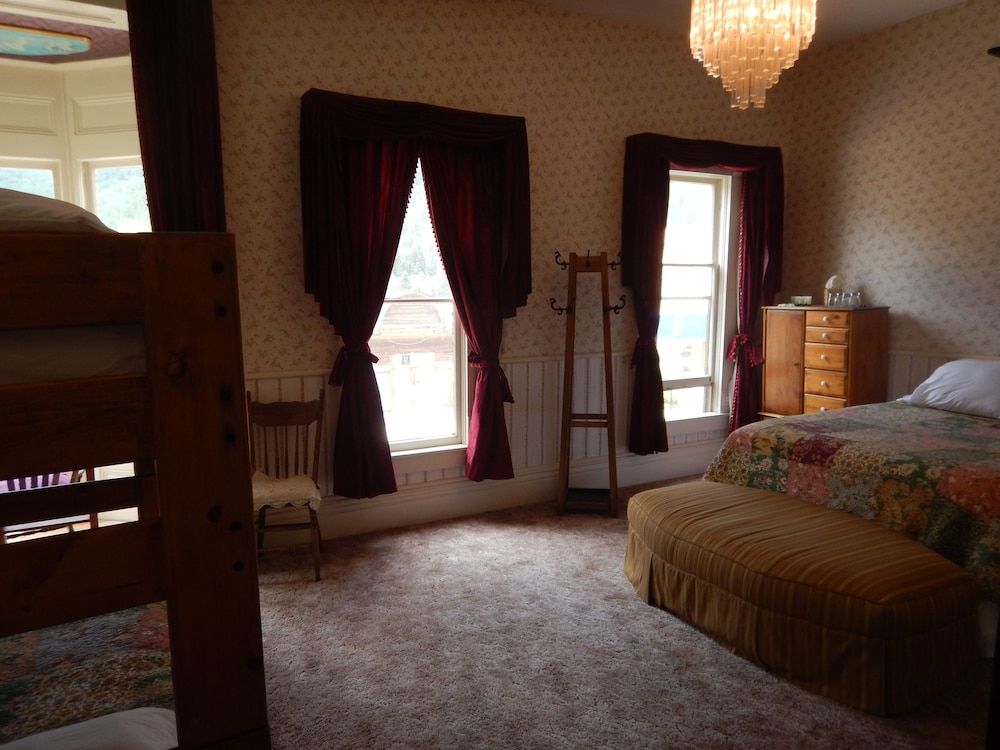 Mine Shaft Inn Hotel & Hostel - photo 13